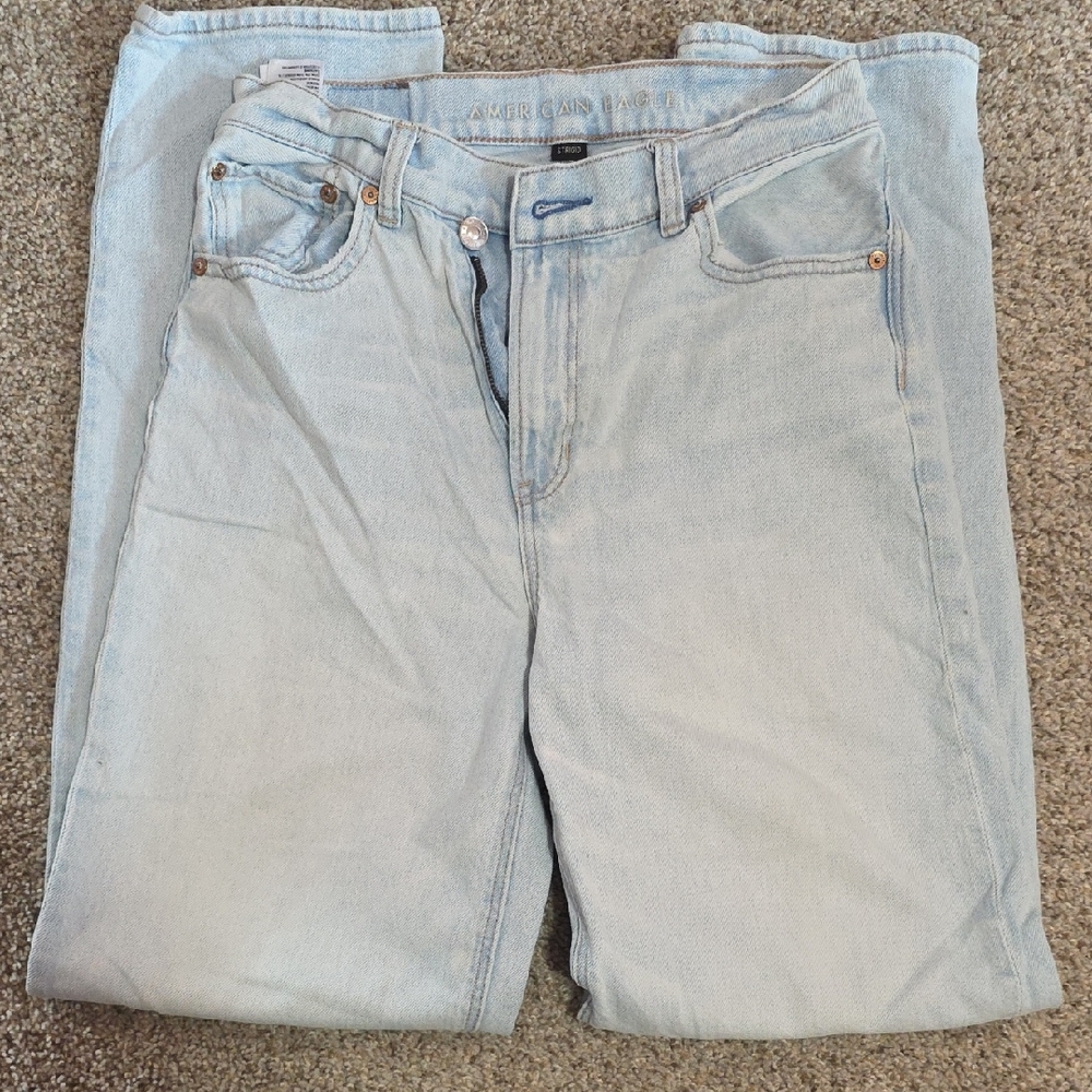 American Eagle Outfitters Light Wash Relaxed Jeans